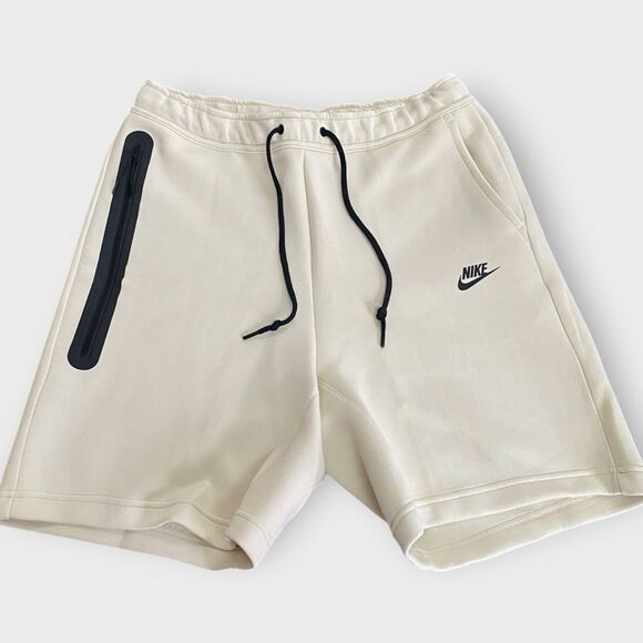 Nike Sportswear Tech Fleece Light Khaki Cream Black Shorts FB8171-234 New - Picture 2 of 11